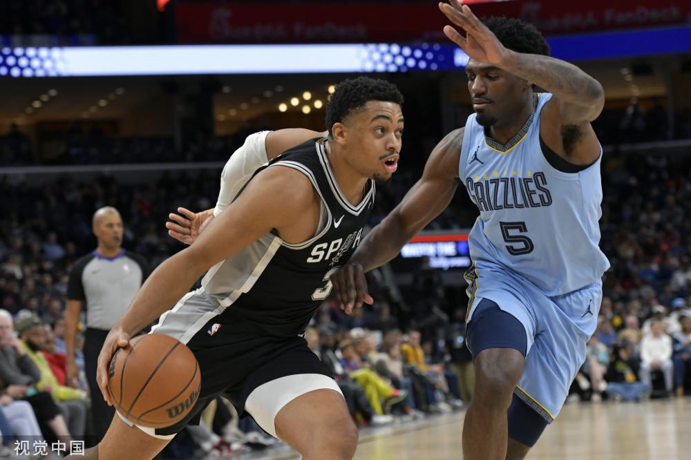 场上挥洒汗 场上挥洒汗